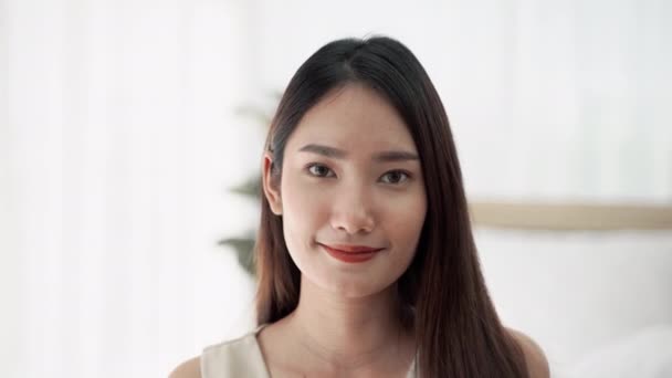 Πορτρέτο, ασιατική όμορφη γυναίκα χαμογελά - Πλάνα, βίντεο