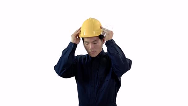 művezető visel építési kalap és szemüveg elszigetelt fehér alapon - Felvétel, videó