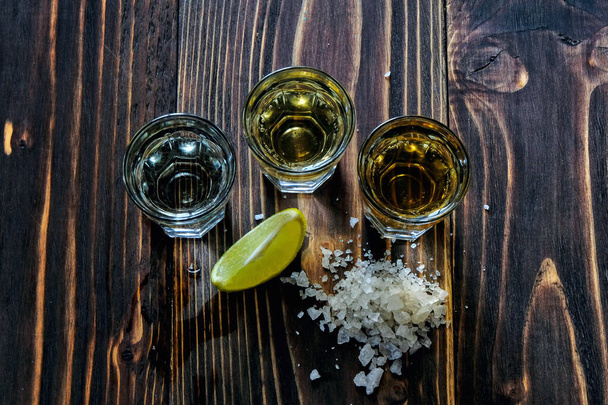 Mexické zlato a stříbrná tequila a limetková sůl na pozadí dřeva - Fotografie, Obrázek