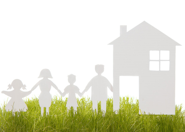 Casa e família de um corte de papel na grama
 - Foto, Imagem