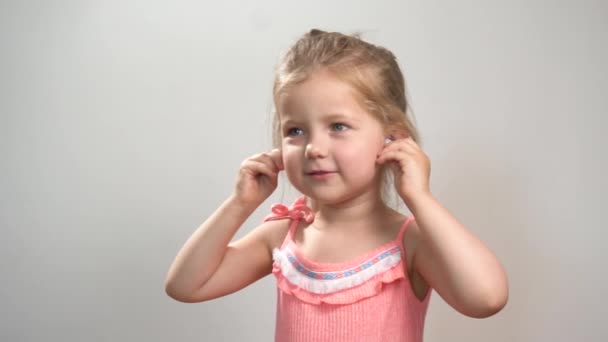 Geïsoleerd klein meisje voert dansen en het luisteren van de muziek - Video