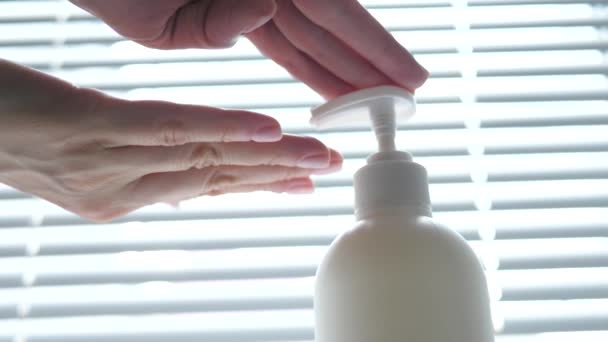 Gel igienizzante mani Coronavirus per mani pulite igiene corona virus diffusione prevenzione. Donna che utilizza alcool strofinare alternativa al lavaggio delle mani. TEMPO REALE video - Filmati, video