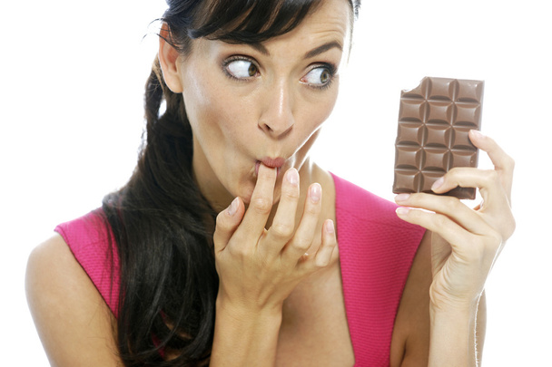 Mujer comiendo barra de chocolate
 - Foto, imagen
