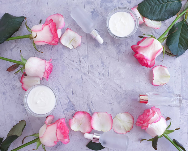 smetana kosmetické růže květiny na betonové pozadí - Fotografie, Obrázek