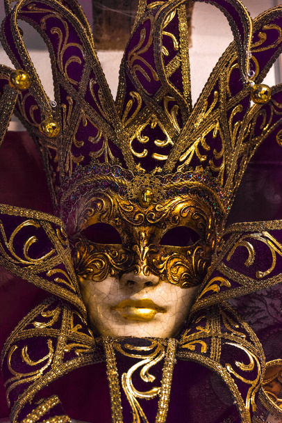 Maschera tradizionale veneziana per le strade di Venezia, isolata su sfondo colorato. - Foto, immagini