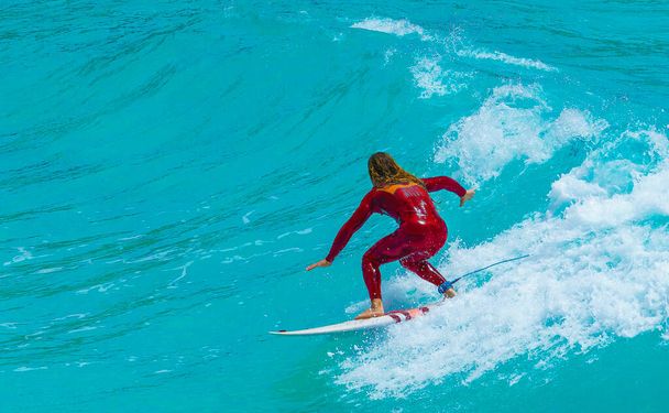 Uomo che pratica surf nell'isola di Maiorca, Spagna - Foto, immagini
