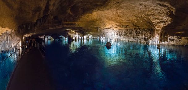 Kuuluisa luola Cuevas del Drach, Mallorcan saarella, Espanjassa - Valokuva, kuva
