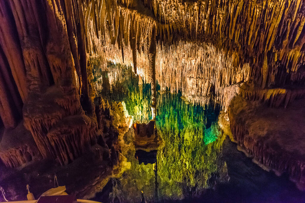 Διάσημο σπήλαιο "Cuevas del Drach" (σπηλιά του Δράκου), στη νήσο Μαγιόρκα, Ισπανία - Φωτογραφία, εικόνα