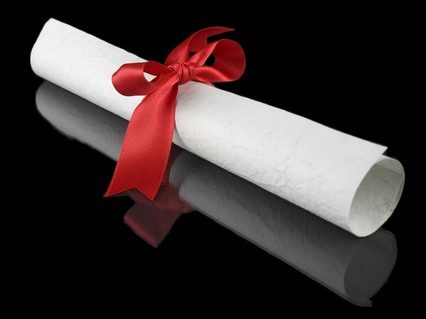 Diploma con cinta roja
 - Foto, Imagen
