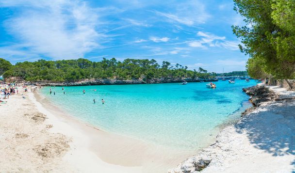 Paesaggio con spiaggia e acqua di mare turchese a Cala Mondrago, isola di Maiorca, Spagna - Foto, immagini
