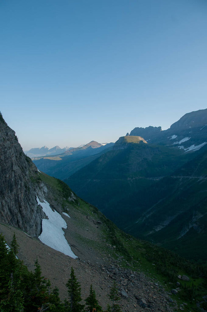 bela paisagem montanhosa do parque nacional da geleira, Canadá
 - Foto, Imagem