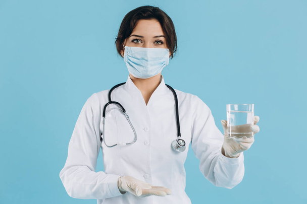 La doctora sostiene un vaso de agua y recomienda beber agua para combatir el coronavirus 2019-ncov
 - Foto, Imagen