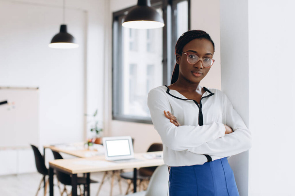 Πορτρέτο μιας νεαρής Αφρο-Αμερικανίδας επιχειρηματία στο μοντέρνο γραφείο του διαμερίσματος - Μαύροι άνθρωποι - Φωτογραφία, εικόνα