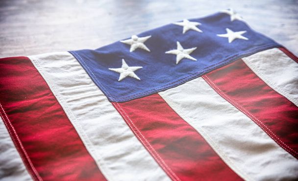 Bandera de EE.UU. sobre fondo de mesa de madera. Vista de cerca de la bandera americana. Día conmemorativo y 4 de julio, Día de la Independencia
  - Foto, imagen
