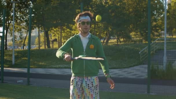 Funny freak man playing tennis ball - Filmmaterial, Video