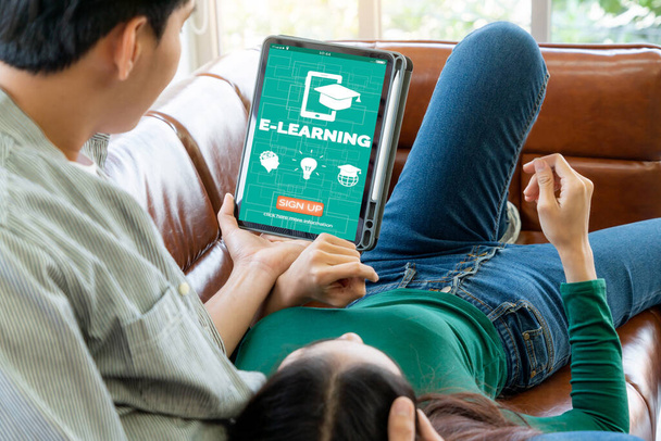 E-learning e Online Education for Student and University Concept. Tecnologia di videoconferenza chiamata per svolgere corsi di formazione digitale per studenti di fare l'apprendimento remoto da qualsiasi luogo. - Foto, immagini