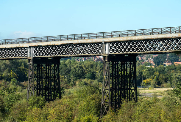 Bennerley Viadukt, eine schmiedeeiserne Eisenbahnbrücke aus der viktorianischen Ära, die das Erewash Valley in der Nähe von Ilkeston, Derbyshire, Großbritannien, überspannt - Foto, Bild