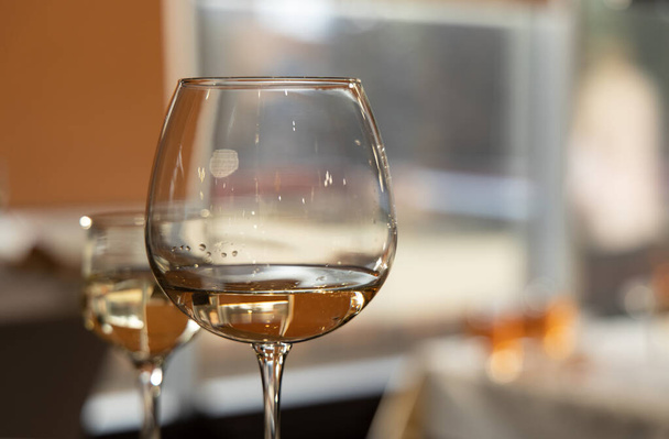 copa de vino sala de banquetes espacio borrosa vista de fondo
 - Foto, Imagen
