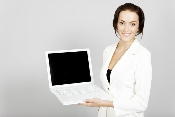Femme tenant ordinateur portable - Photo, image