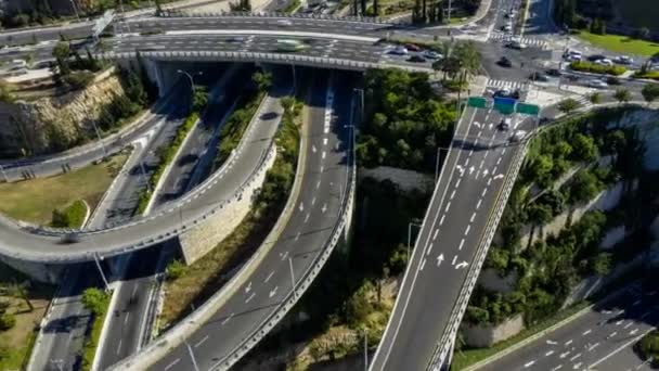 Aika raukeaa valtava valtatie tienvaihdon lähellä Haifa kuljetus maanalainen luolissa, antenni drone näkymä, 4k - Materiaali, video