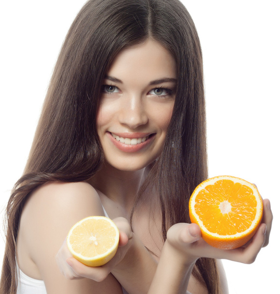 Smiling woman with orange - Foto, afbeelding