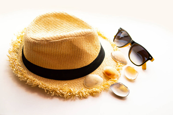 bright summer hat and sunglasses with shells. - Φωτογραφία, εικόνα
