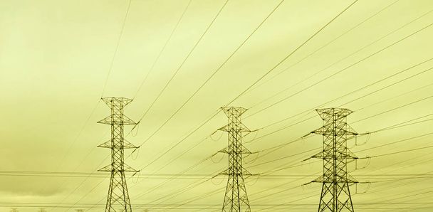 送電塔だ。黄色の空。ブラジル南部の電気ネットワークインフラ。ネットワーク技術とエンターテインメント。都市景観。高圧線だ。電気. - 写真・画像