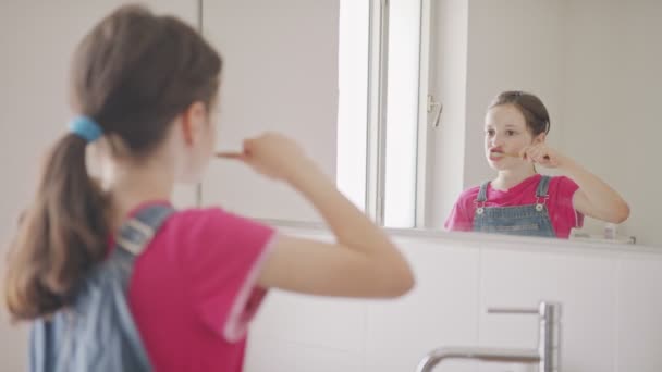 Mała dziewczynka myje rano zęby w łazience. - Materiał filmowy, wideo