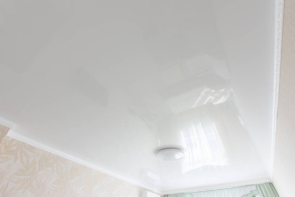Lesklý bílý strop v interiéru ložnice - Fotografie, Obrázek
