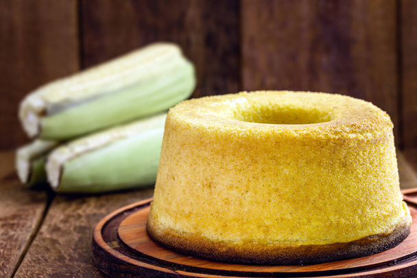 gâteau à la semoule de maïs, gâteau brésilien typique à base de farine de maïs, appelé gâteau "Fuba". Sur une table en bois rustique, cuisine brésilienne typique. - Photo, image