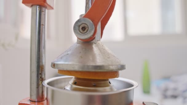 Mouvement super lent du jus d'orange frais pressé à l'aide d'un pressoir manuel - Séquence, vidéo