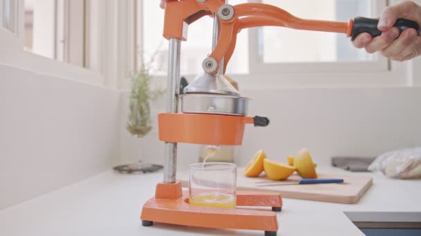 Супер повільний рух свіжого апельсинового соку, стиснутого за допомогою ручного скрипу
 - Кадри, відео
