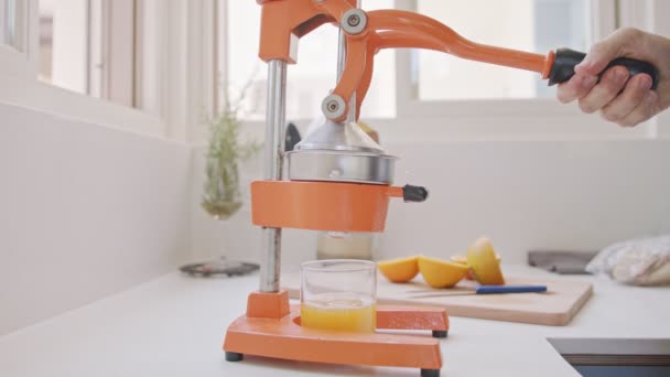 Супер повільний рух свіжого апельсинового соку, стиснутого за допомогою ручного скрипу
 - Кадри, відео