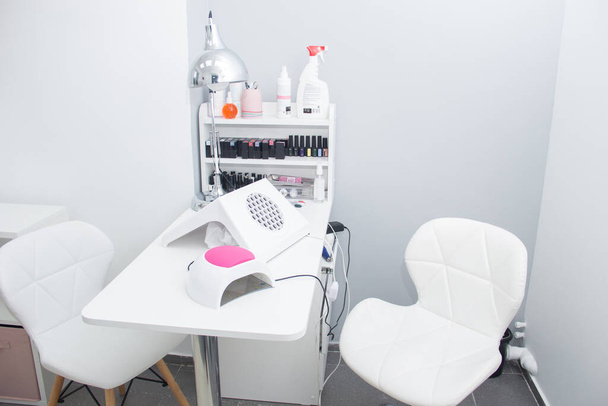 Room for manicure with two working places in the beauty salon - Foto, afbeelding