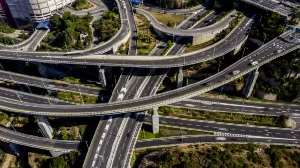 Zeitraffer eines riesigen Autobahnkreuzes in der Nähe der unterirdischen Transporthöhlen von Haifa, Drohnenaufnahme aus der Luft, 4k - Filmmaterial, Video