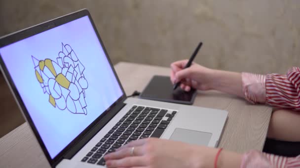 Designer gráfico trabalhando com tablet e lápis pintura ilustração do coração
 - Filmagem, Vídeo