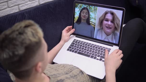 Jongeman in gesprek via videochat, afstandsonderwijs, online conferentie, studenten - Video