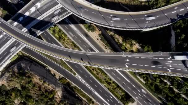 Zeitraffer eines riesigen Autobahnkreuzes in der Nähe der unterirdischen Transporthöhlen von Haifa, Drohnenaufnahme aus der Luft, 4k - Filmmaterial, Video