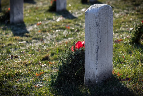Arlington Ulusal Mezarlığı 'ndaki mezar taşlarına tatil çelenkleri yerleştirildi.. - Fotoğraf, Görsel