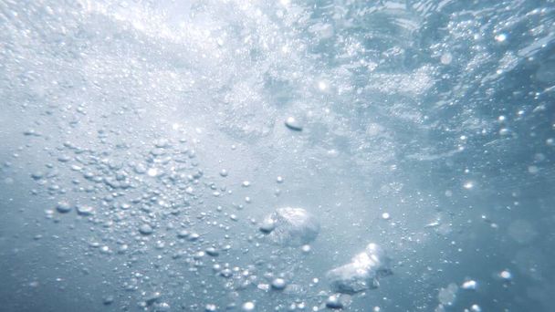 水中の気泡、水中の自然背景シーン - 写真・画像