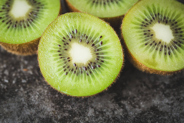 Frische Kiwi, gesunde Früchte zum Essen oder Saft - Foto, Bild