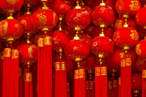 Небольшие украшения фонари висят внутри Тяньхоу дворец для поклонения китайского бога в храме, в Тяньцзинь, Китай - Фото, изображение