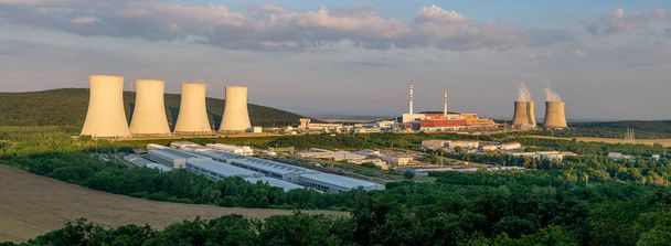 Πανοραμική άποψη του πυρηνικού σταθμού Mochovce κατά τη διάρκεια της χρυσής ώρας. - Φωτογραφία, εικόνα