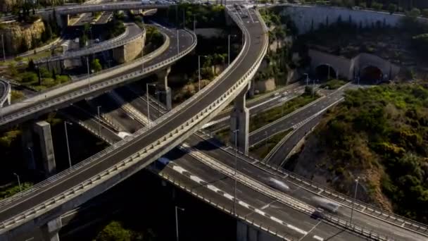Tiempo de interrupción del gran cruce de carreteras cerca de las cuevas subterráneas de transporte Haifa, vistas aéreas con aviones teledirigidos, 4k. - Metraje, vídeo