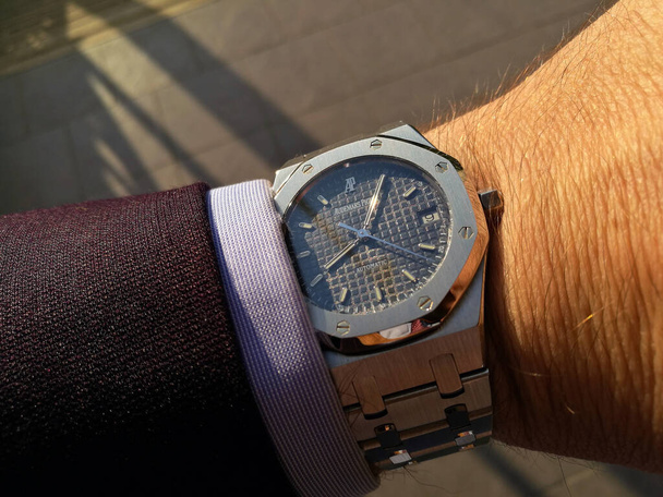 金属やレザーストラップとクロノグラフ手首腕時計。スイス製. - 写真・画像