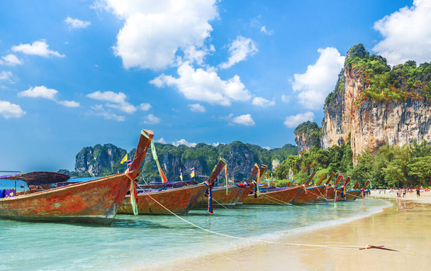 Длиннохвостые лодки на пляже Railay в регионе Фаби, Таиланд
 - Фото, изображение