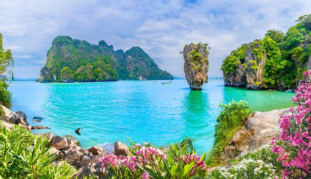 Острів Джеймса Бонда в затоці Фан - Нга (Таїланд). - Фото, зображення