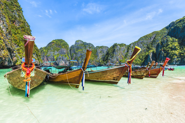 Традиционная длинная хвостовая лодка на знаменитом заливе Майя, острова Пхи Пхи, Таиланд
 - Фото, изображение