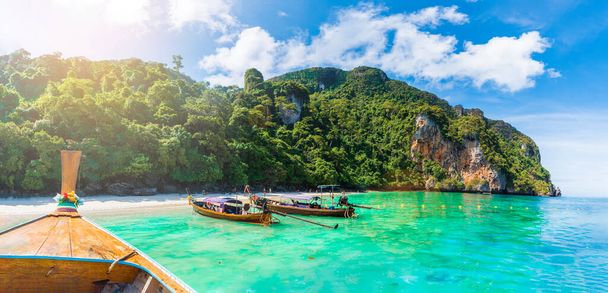 Tradycyjna długa łódź podwodna na słynnej plaży Monkey, Wyspy Phi Phi, Tajlandia - Zdjęcie, obraz