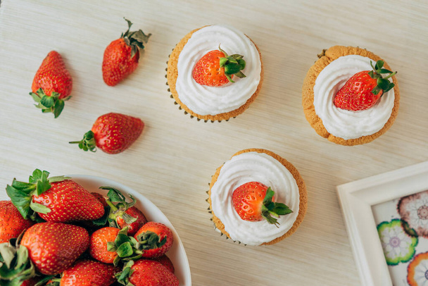 Délicieux gâteau aux fraises frais - Photo, image